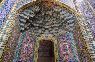 Şiraz, İran - 29 Şubat 2024: Nasir el Mulk Camii (Pembe Cami), İran mimarisinin bir işareti olan yedi renkli fayanslardan oluşan bir çiçek deseni ile süslenmiştir..