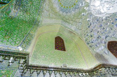 Şiraz, İran - 29 Şubat 2024: Ali Ebne Hamze Kutsal Tapınağı (Ali İbn Hamza Anıtmezar) zümrüt benzeri yansımalarla parıldıyor.