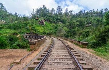 Demodara, Sri Lanka 'daki Nine Arch Köprüsü' nün büyüleyici manzarası. Çimento ve tuğladan yapılmış yüksek kemer köprüsü, İngiliz sömürge dönemine dayanıyor..