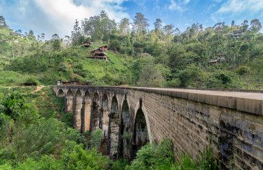 Demodara, Sri Lanka 'daki Nine Arch Köprüsü' nün büyüleyici manzarası. Çimento ve tuğladan yapılmış yüksek kemer köprüsü, İngiliz sömürge dönemine dayanıyor..