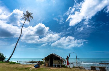 Güneybatı Sahili, Sri Lanka - 29 Ocak 2024: Balıkçılar bir kulübede balık tutma alıştırması yapıyorlar. Bir çubukla gezer, diğeri tatlı suda yıkanır..