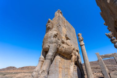 Efsanevi bir yaratık olan Lamassu antik Pers sanatının bir sembolü olarak duruyor. Detaylı oymaları zanaatkarların yeteneğini ve yaratıcılığını gözler önüne seriyor. Persepolis, İran.