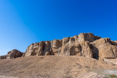 Sert kayalara oyulmuş Pers krallarının görkemli mezarları. Bu antik mezarlar Pers İmparatorluğu, Naqsh-Rostam, İran 'ın ihtişamının bir göstergesidir..