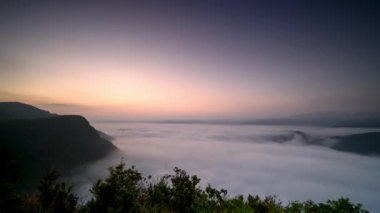 Güneş doğmadan önce bulutlar denizi insanlara enerji veriyor. Zümrüt Rezervuar 'ı çevreleyen dağların manzarası. Xindian Bölgesi, Tayvan.