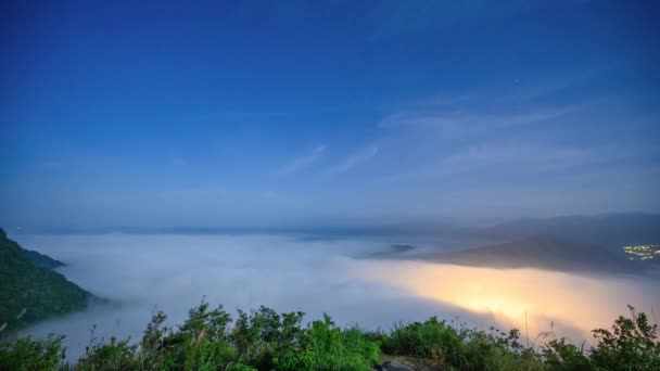 Спокойное Море Облаков Дает Людям Таинственное Непредсказуемое Чувство Вид Горы — стоковое видео