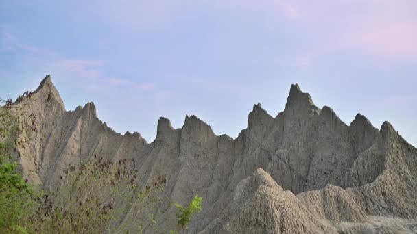 光秃秃的土山看起来像月球的表面 高山月球世界是由台南沙岩和页岩组成的石灰岩地形 — 图库视频影像