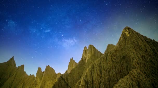 Голые Холмы Ночью Млечный Путь Небе Добавляет Великолепной Атмосфере Caoshan — стоковое видео