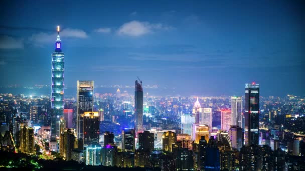 夜晚的城市绚丽 在迷人的城市景观之上观赏着动态的云彩 从台湾四海山小径看台北 — 图库视频影像