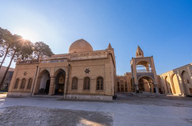 Ermeni kilisesinin güneş ışığıyla yıkanmış eşsiz bir kubbesi ve çan kulesi var. Mimari güzellik, dini mekan, İsfahan, İran.