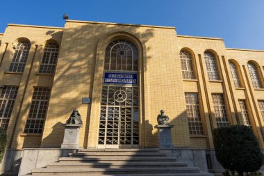 Khachatur Kesaratsi Müzesi, İsfahan, İran - 5 Mart 2024: Ön cephesinde heykeller olan altın bina. Bu müze birçok tarihi eser barındırıyor ve tarih meraklıları için harika bir seçim..