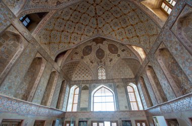 Ali Qapu Sarayı 'nın karmaşık tavan tasarımı Pers işçiliğinin bir kanıtıdır. Bu saray İran, İsfahan 'daki Naqsh Cihan Meydanı' nın en iyi manzarasını sunuyor..