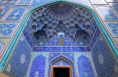Şeyh Lotfollah Camii, İsfahan, İran - 5 Mart 2024: Cami 'nin karmaşık İslami fayansları Safevi dönemi mimarisinin ihtişamını gözler önüne seriyor.