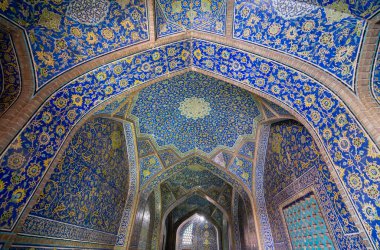 Şeyh Lotfollah Camii, İsfahan, İran - 5 Mart 2024: Cami 'nin karmaşık İslami fayansları Safevi dönemi mimarisinin ihtişamını gözler önüne seriyor.