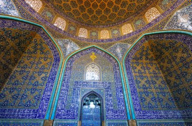 Şeyh Lotfollah Camii, İsfahan, İran - 5 Mart 2024: Cami 'nin karmaşık İslami fayansları Safevi dönemi mimarisinin ihtişamını gözler önüne seriyor.