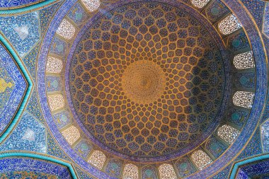 Şeyh Lotfollah Camii, İsfahan, İran - 5 Mart 2024: Cami 'nin karmaşık İslami fayansları Safevi dönemi mimarisinin ihtişamını gözler önüne seriyor.