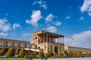 Ali Qapu Sarayı 'nın karmaşık tavan tasarımı Pers işçiliğinin bir kanıtıdır. Bu saray İran, İsfahan 'daki Naqsh Cihan Meydanı' nın en iyi manzarasını sunuyor..