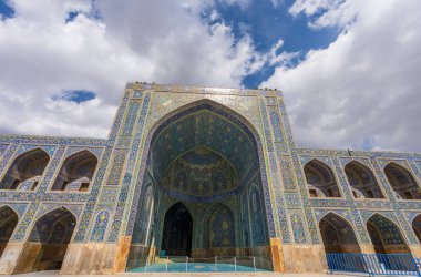 Sersemletici Pers-İslami mimarisi, minareler ve parlak mavi tonlarda karmaşık fayanslar. İmam Cami, Naqsh-e Cihan Meydanı, İsfahan, İran.