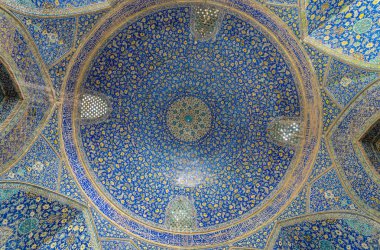 Sersemletici Pers-İslami mimarisi, minareler ve parlak mavi tonlarda karmaşık fayanslar. İmam Cami, Naqsh-e Cihan Meydanı, İsfahan, İran.