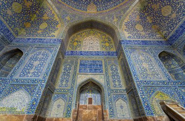 Sersemletici Pers-İslami mimarisi, minareler ve parlak mavi tonlarda karmaşık fayanslar. İmam Cami, Naqsh-e Cihan Meydanı, İsfahan, İran.