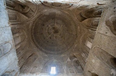 Jammeh Camii 'nin iç manzarası karmaşık geometrik desenler ve tasarımlar gösteriyor. 800 yıllık İran işçiliğinin bir vasiyetidir. Jammeh Camii, İsfahan, İran.