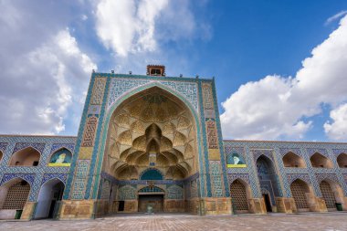 Jammeh Camii 'nin iç manzarası karmaşık geometrik desenler ve tasarımlar gösteriyor. 800 yıllık İran işçiliğinin bir vasiyetidir. Jammeh Camii, İsfahan, İran.