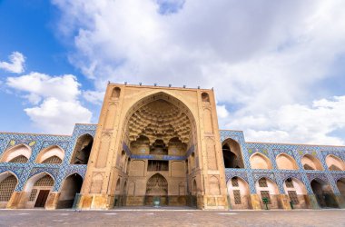 Jammeh Camii 'nin iç manzarası karmaşık geometrik desenler ve tasarımlar gösteriyor. 800 yıllık İran işçiliğinin bir vasiyetidir. Jammeh Camii, İsfahan, İran.
