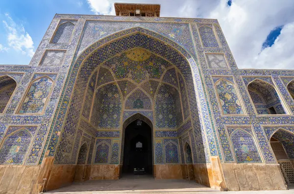 Sersemletici Pers-İslami mimarisi, minareler ve parlak mavi tonlarda karmaşık fayanslar. İmam Cami, Naqsh-e Cihan Meydanı, İsfahan, İran.