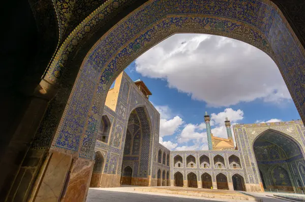Sersemletici Pers-İslami mimarisi, minareler ve parlak mavi tonlarda karmaşık fayanslar. İmam Cami, Naqsh-e Cihan Meydanı, İsfahan, İran.