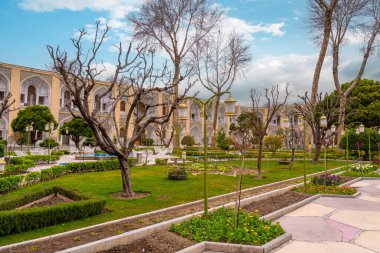 Abbasi Oteli, İran - 4 Mart 2024: Berrak bahçeler ve Pers mimarisi. Tarihi İsfahan 'da bir huzur vahası..