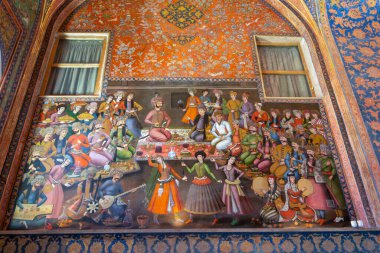Chehel Sotoun Sarayı, İran - 5 Mart 2024: Savaş ve aşk temalarını anlatan duvar resmi. Sarayın duvarları büyük ve zarif resimlerle süslenmiş..