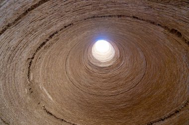 Tarihi Yakhchal 'ın içinde, güneş ışığı üst açıklıktan içeri akıyor. Bu eski İran soğutma teknolojisinin bir vasiyeti. Yazd, İran.