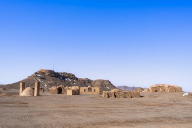 Gökyüzünün altındaki tarihi Zoroastrian mezarlığı. Kültür Mirası Binası, Sessizlik Kulesi, Yazd, İran.