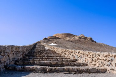 Gökyüzünün altındaki tarihi Zoroastrian mezarlığı. Kültür Mirası Binası, Sessizlik Kulesi, Yazd, İran.