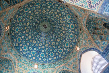 Caminin kubbesindeki geometrik desenler şaşırtıcı İslami sanatı gösteriyor. Kültür Mirası, Jameh Camii, Yazd, İran.