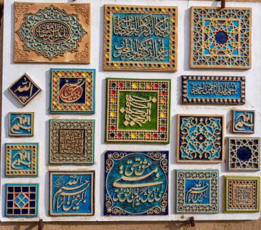 Yazd, İran - 2024-03-03: Kaligrafi ve desenlerle süslenmiş geleneksel Pers fayanslarının canlı görüntüsü. Kültür ve sanatın özünü yakala..