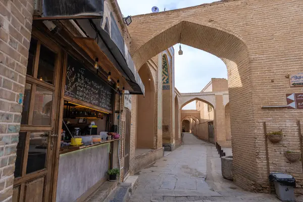 Yazd, İran - 3 Mart 2024: Yazd 'ın tarihi toprak şehrinde yerel hayata şöyle bir göz atan gizli bir kahve dükkanı var..