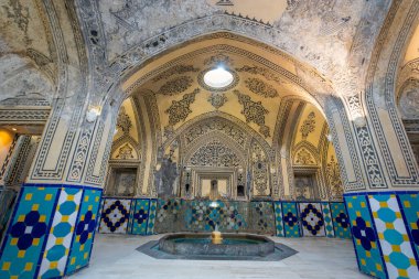 Süslü freskleri ve fayanslarıyla Sultan Amir Ahmed 'in hamamının iç manzarası. Kashan, İran, İran mimarisinin zarafetinin bir kanıtı..
