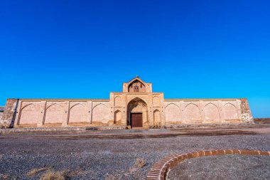 Tahran, İran - 7 Mart 2024 Tahran 'ın varoşlarındaki terk edilmiş karavan kalıntıları geçmişe dair bir kanıttır..