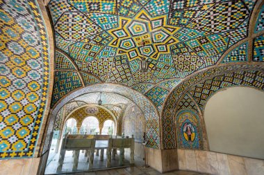 Golestan Sarayı, Tahran, İran - 7 Mart 2024: Tarihi kraliyet sarayında geleneksel Pers mozaik sanatının çarpıcı gösterisi. Gelişmiş geometrik bir tasarım..