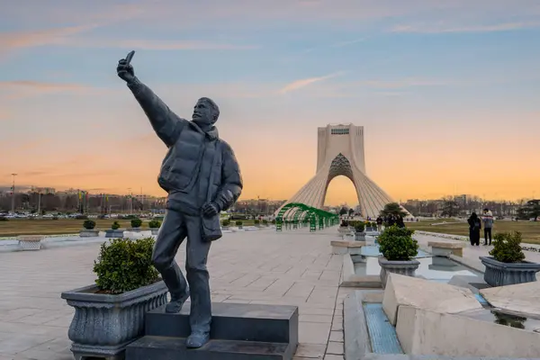 Günbatımında, yerliler İran 'ın başkenti Tahran' da sakin bir akşamın tadını çıkarıyorlar. Azadi Kuleleri, İran.
