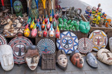 Essaouira, Fas - 17 Mart 2024: Yerel pazarda satılık renkli antik totem tasarım kil figürleri.