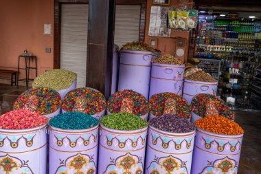 Jemaa el-Fnaa, Marakeş, Fas - 18 Mart 2024: Geleneksel Fas fıçılarında canlı otlarla dolu aromaterapi esaslarının gösterimi.