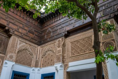 Bahia Sarayı, Marakeş, Fas - 18 Mart 2024: Karmaşık ahşap ve sıva tasarımları ile geleneksel Fas mimarisinin ayrıntılı görünümü.