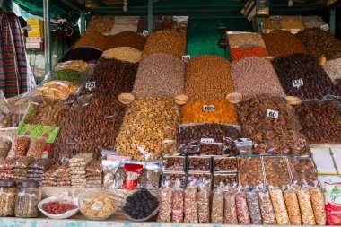 Jemaa el-Fnaa, Marakeş, Fas - 18 Mart 2024: Fas 'ta her biri Fas dirhem olmak üzere çeşitli kurutulmuş meyve ve fıstıklar sergilenmektedir..