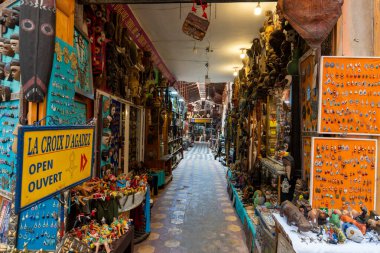 Jemaa el-Fnaa, Marakeş, Fas - 18 Mart 2024: Çeşitli antika hazinelerin sergilendiği hareketli bir sokak.