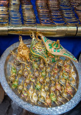 Jemaa el-Fnaa, Marakeş, Fas - 18 Mart 2024: Alaaddin şekilli süsler büyük gümüş bir tepside sergilenmektedir..