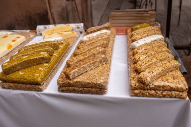 Jemaa el-Fnaa Meydanı, Marakeş, Fas - 18 Mart 2024: Kalabalık bir pazarda satılık çeşitli fıstık şekerleri.