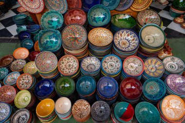 Jemaa el-Fnaa, Marakeş, Fas - 18 Mart 2024: Hareketli pazar meydanında el yapımı seramik kaseler ve tabaklar.