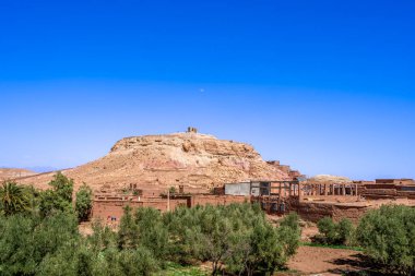 Çamur evin mimari tarzı zarif ve film çekimlerini cezbediyor. Berberler, Fas 'taki Ait Ben Haddou Gorge yakınlarında birçok çamur evi inşa ettiler..