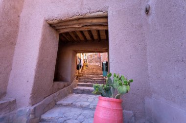 Çamur evin mimari tarzı zarif ve film çekimlerini cezbediyor. Berberler, Fas 'taki Ait Ben Haddou Gorge yakınlarında birçok çamur evi inşa ettiler..